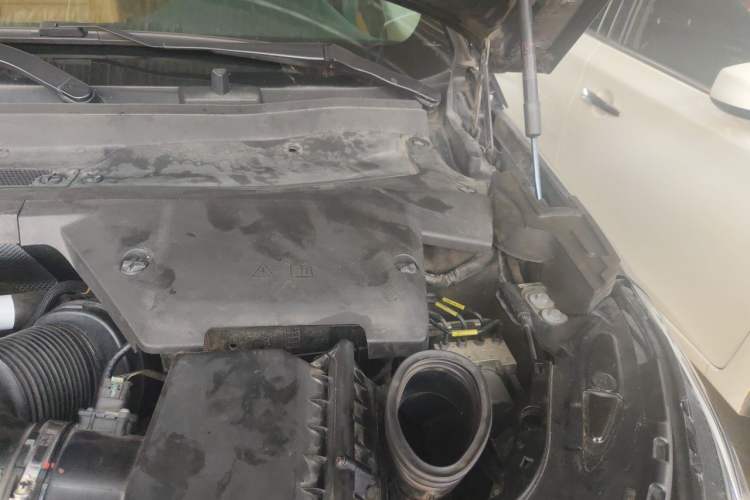 Used Land Rover Discovery Sport 2020 200 PS Family Edition Engine Bay Left