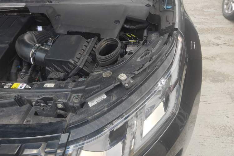 Used Land Rover Discovery Sport 2020 249 PS R-Dynamic Performance Edition Engine Bay Left