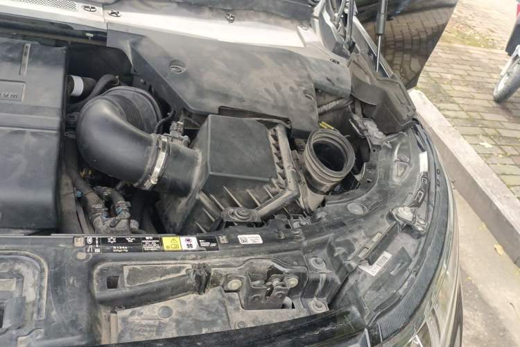 Used Land Rover Discovery Sport 2020 249 PS R-Dynamic Performance Tech Edition 5 Seats Engine Bay Left