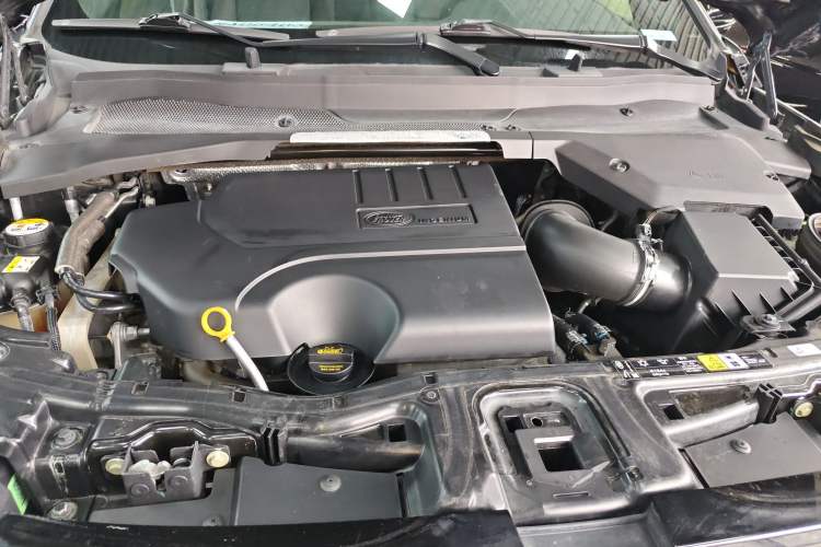 Used Land Rover Discovery Sport 2020 249 PS R-Dynamic Performance Edition Engine Bay