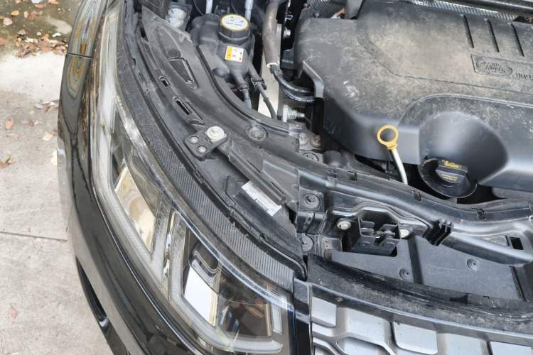 Used Land Rover Discovery Sport 2020 249 PS R-Dynamic Performance Edition Engine Bay Right
