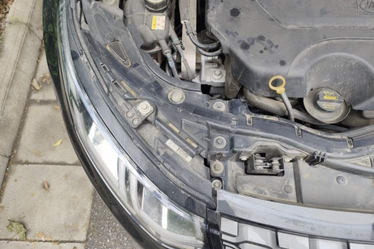 Used Land Rover Discovery Sport 2020 249 PS R-Dynamic Performance Edition Engine Bay Right