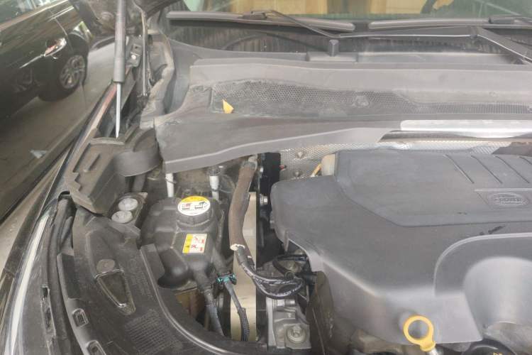 Used Land Rover Discovery Sport 2020 200 PS Family Edition Engine Bay Right