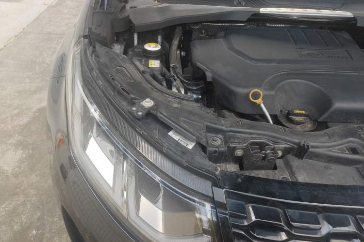Used Land Rover Discovery Sport 2020 249 PS R-Dynamic Performance Edition Engine Bay Right