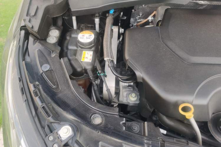 Used Land Rover Discovery Sport 2020 249 PS R-Dynamic Performance Tech Edition 7 Seats Engine Bay Right