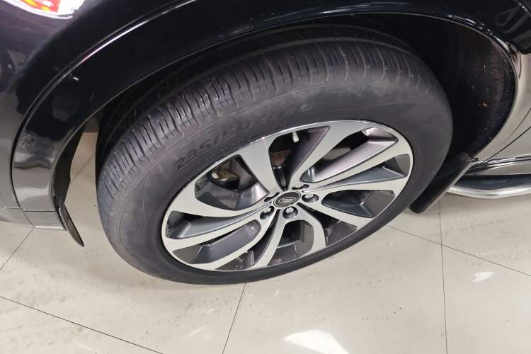 Used Land Rover Discovery Sport 2020 249 PS R-Dynamic Performance Edition Exterior 4