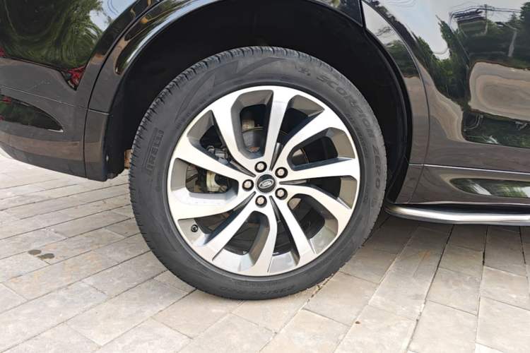 Used Land Rover Discovery Sport 2020 249 PS R-Dynamic Performance Edition Exterior 5
