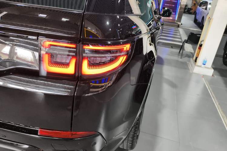 Used Land Rover Discovery Sport 2020 249 PS R-Dynamic Performance Tech Edition 7 Seats Exterior 6