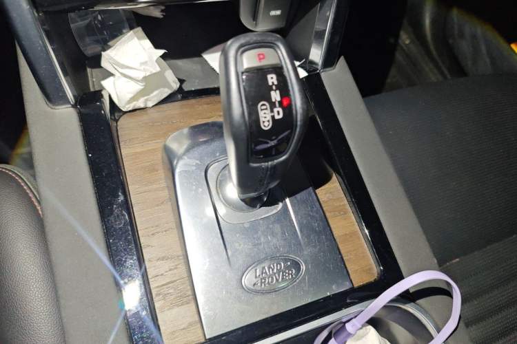 Used Land Rover Discovery Sport 2020 249 PS R-Dynamic Performance Edition Gear Lever