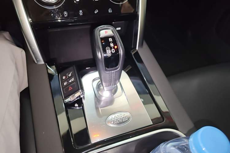 Used Land Rover Discovery Sport 2020 200 PS Family Edition Gear Lever