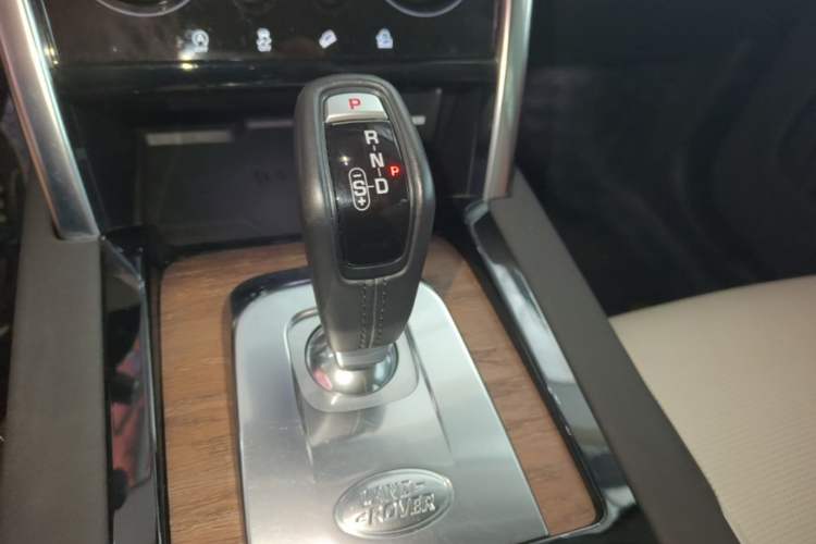 Used Land Rover Discovery Sport 2020 249 PS R-Dynamic Performance Tech Edition 7 Seats Gear Lever