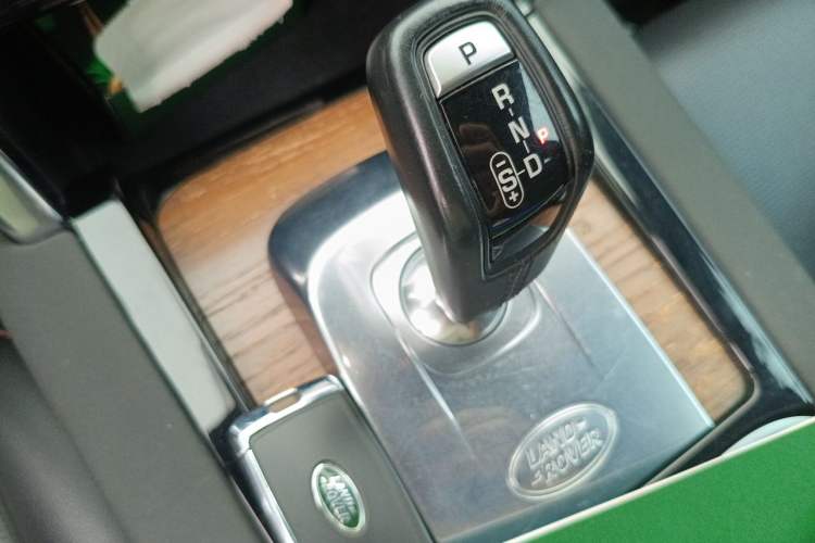 Used Land Rover Discovery Sport 2020 249 PS R-Dynamic Performance Edition Gear Lever