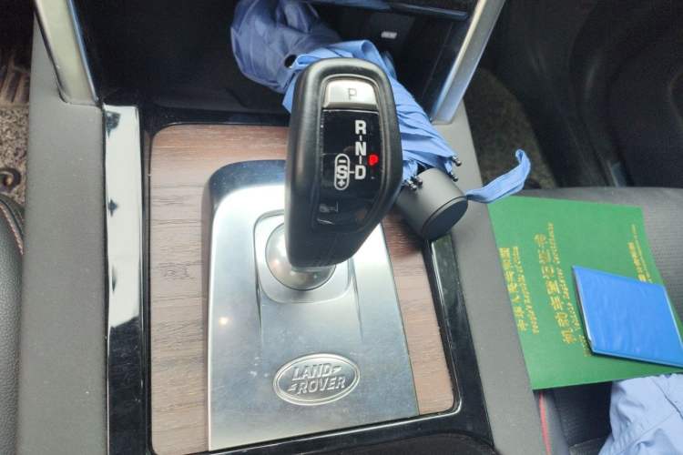 Used Land Rover Discovery Sport 2020 249 PS R-Dynamic Performance Edition Gear Lever