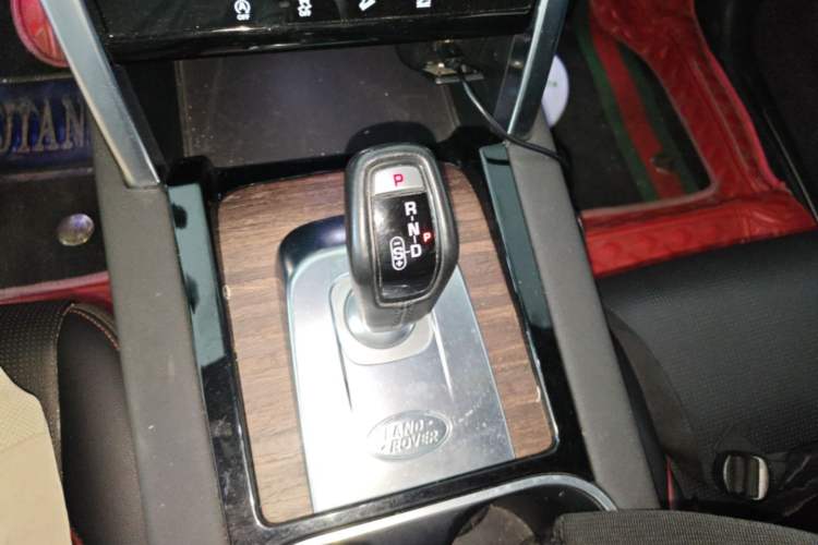 Used Land Rover Discovery Sport 2020 249 PS R-Dynamic Performance Tech Edition 7 Seats Gear Lever