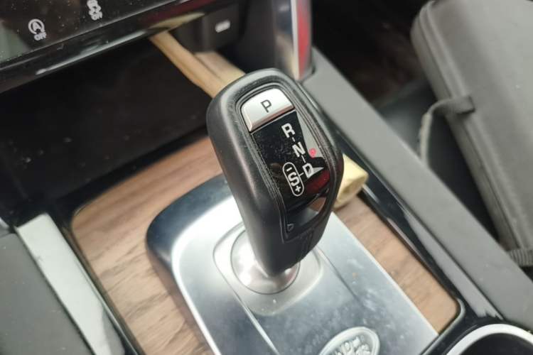 Used Land Rover Discovery Sport 2020 249 PS R-Dynamic Performance Edition Gear Lever