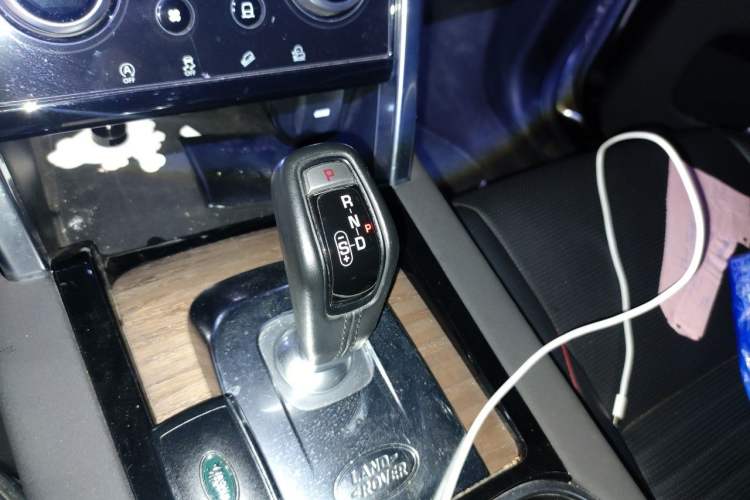 Used Land Rover Discovery Sport 2020 249 PS R-Dynamic Performance Tech Edition 7 Seats Gear Lever