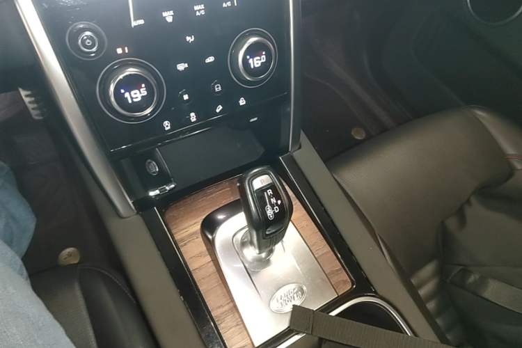 Used Land Rover Discovery Sport 2020 249 PS R-Dynamic Performance Tech Edition 7 Seats Gear Lever