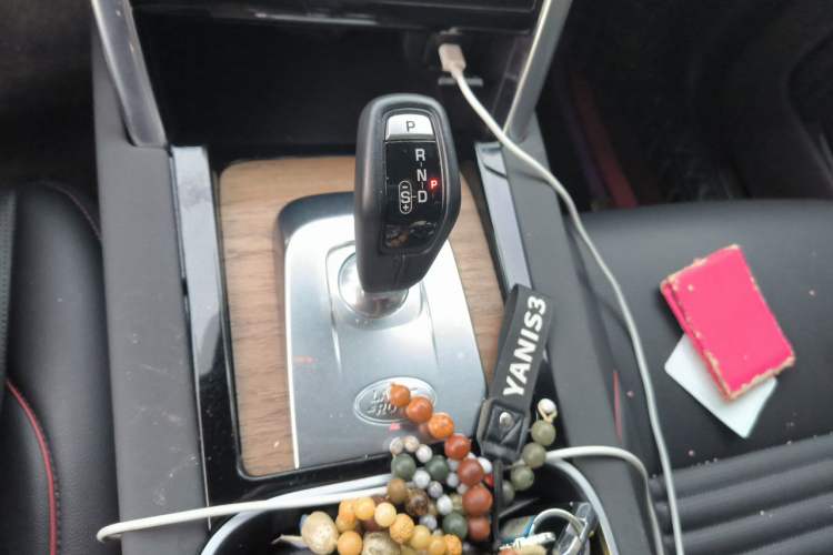Used Land Rover Discovery Sport 2020 249 PS R-Dynamic Performance Edition Gear Lever