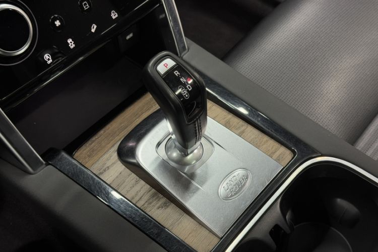 Used Land Rover Discovery Sport 2020 249 PS R-Dynamic Performance Edition Gear Lever