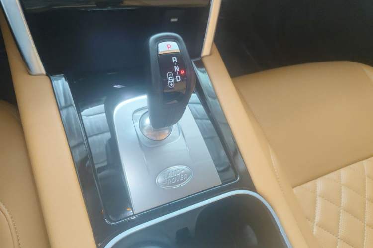 Used Land Rover Discovery Sport 2020 200 PS Family Edition Gear Lever