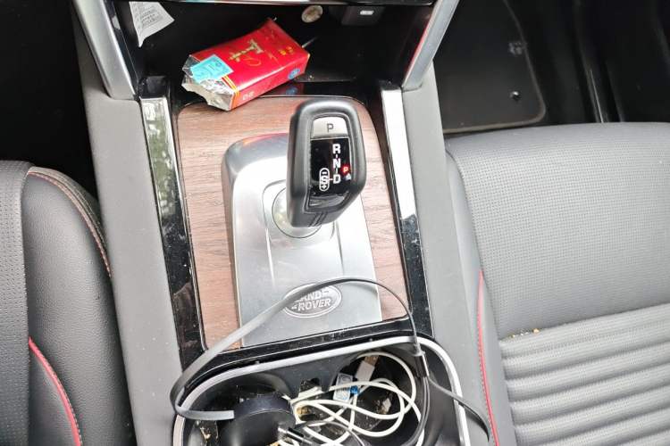 Used Land Rover Discovery Sport 2020 249 PS R-Dynamic Performance Tech Edition 7 Seats Gear Lever