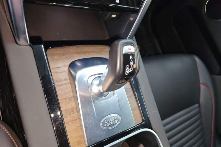 Used Land Rover Discovery Sport 2020 249 PS R-Dynamic Performance Edition Gear Lever