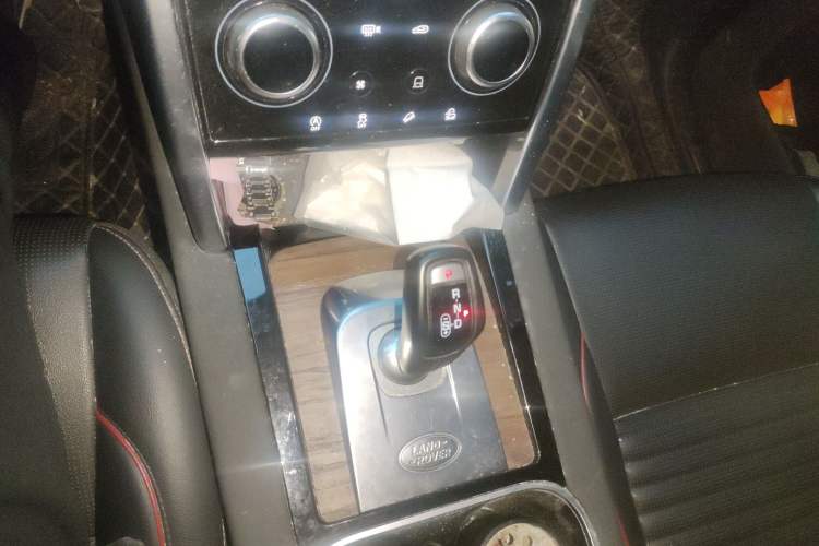 Used Land Rover Discovery Sport 2020 249 PS R-Dynamic Performance Edition Gear Lever