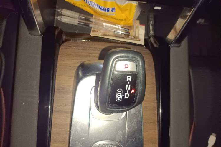 Used Land Rover Discovery Sport 2020 249 PS R-Dynamic Performance Edition Gear Lever