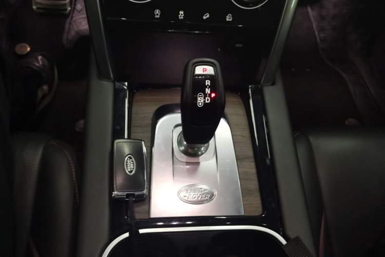 Used Land Rover Discovery Sport 2020 249 PS R-Dynamic Performance Tech Edition 7 Seats Gear Lever