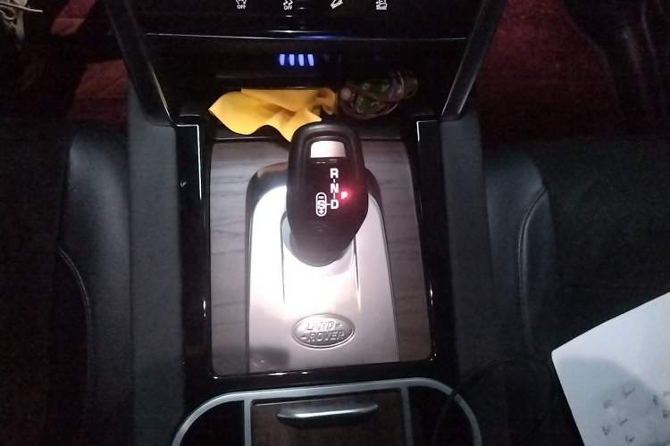 Used Land Rover Discovery Sport 2020 249 PS R-Dynamic Performance Tech Edition 5 Seats Gear Lever
