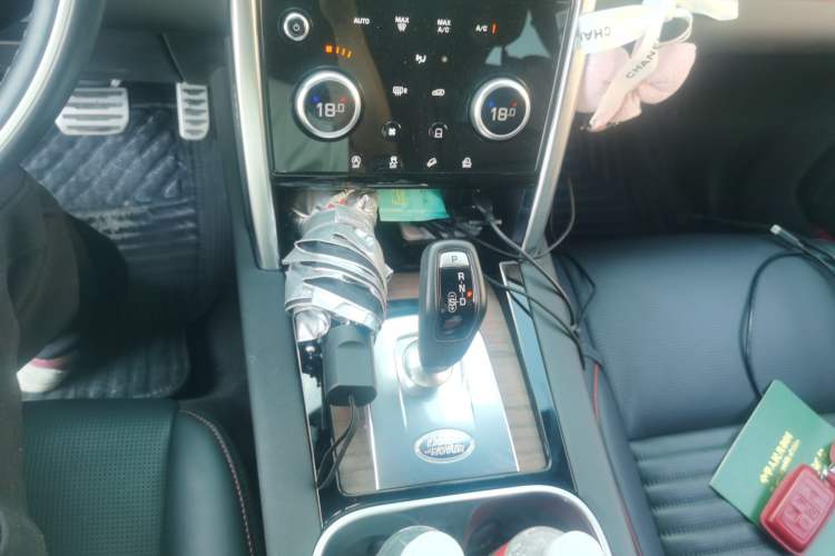 Used Land Rover Discovery Sport 2020 249 PS R-Dynamic Performance Tech Edition 7 Seats Gear Lever