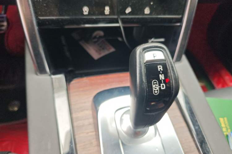 Used Land Rover Discovery Sport 2020 249 PS R-Dynamic Performance Tech Edition 7 Seats Gear Lever