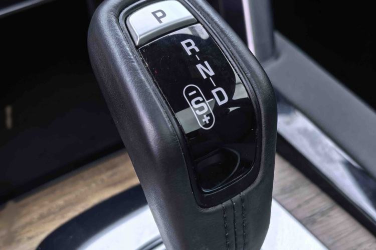 Used Land Rover Discovery Sport 2020 249 PS R-Dynamic Performance Tech Edition 7 Seats Gear Lever