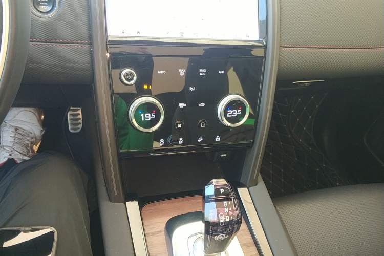 Used Land Rover Discovery Sport 2020 249 PS R-Dynamic Performance Edition Gear Lever