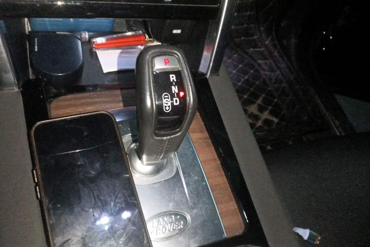 Used Land Rover Discovery Sport 2020 249 PS R-Dynamic Performance Tech Edition 7 Seats Gear Lever