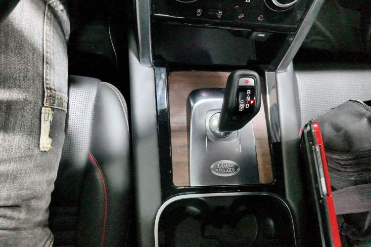 Used Land Rover Discovery Sport 2020 249 PS R-Dynamic Performance Tech Edition 7 Seats Gear Lever