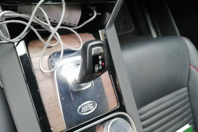 Used Land Rover Discovery Sport 2020 249 PS R-Dynamic Performance Edition Gear Lever