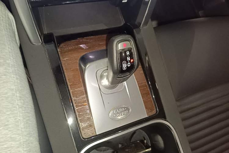 Used Land Rover Discovery Sport 2020 249 PS R-Dynamic Performance Edition Gear Lever