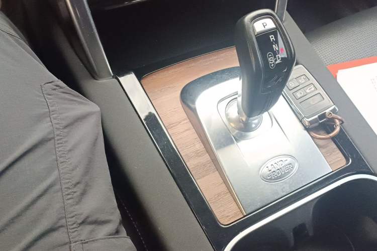 Used Land Rover Discovery Sport 2020 249 PS R-Dynamic Performance Tech Edition 5 Seats Gear Lever