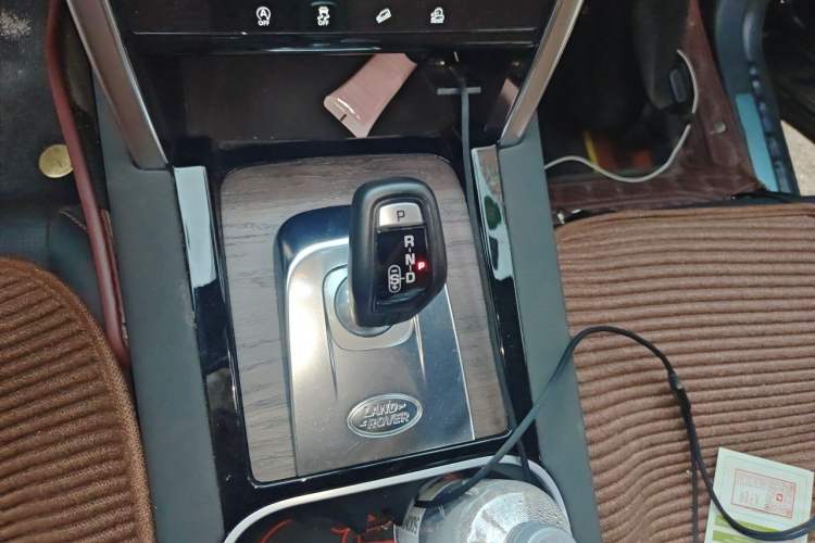 Used Land Rover Discovery Sport 2020 249 PS R-Dynamic Performance Edition Gear Lever