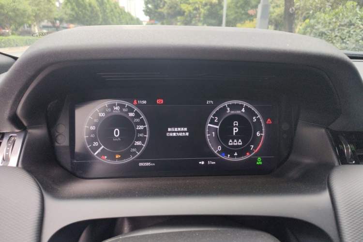 Used Land Rover Discovery Sport 2020 249 PS R-Dynamic Performance Edition Instrument Cluster