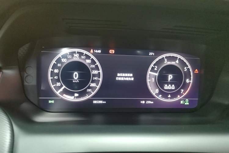 Used Land Rover Discovery Sport 2020 249 PS R-Dynamic Performance Edition Instrument Cluster