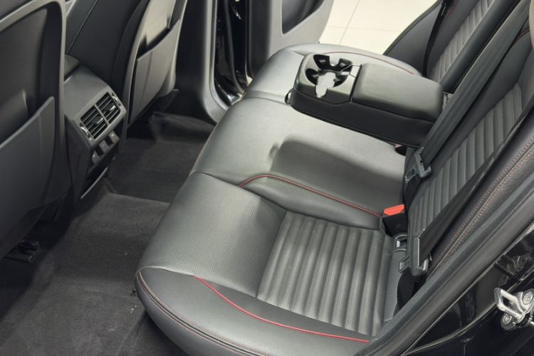 Used Land Rover Discovery Sport 2020 249 PS R-Dynamic Performance Edition Interior 2