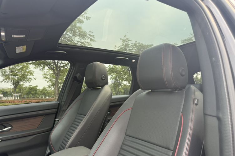 Used Land Rover Discovery Sport 2020 249 PS R-Dynamic Performance Edition Interior 7