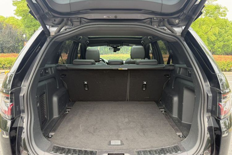 Used Land Rover Discovery Sport 2020 249 PS R-Dynamic Performance Edition Interior 9
