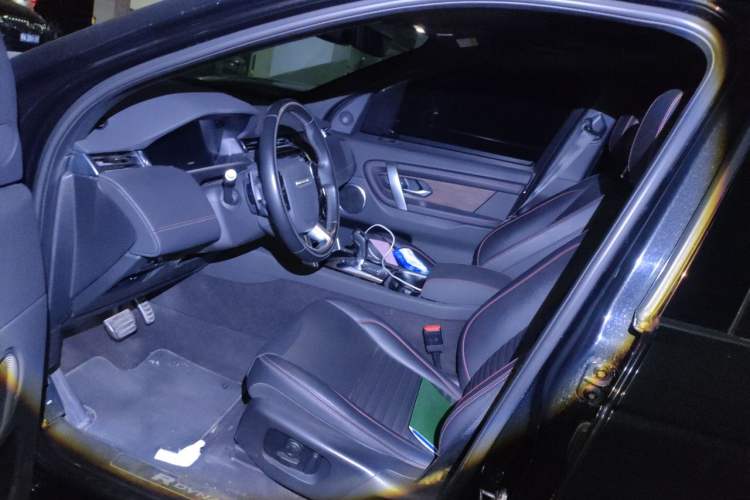Used Land Rover Discovery Sport 2020 249 PS R-Dynamic Performance Tech Edition 7 Seats Left Front Seat