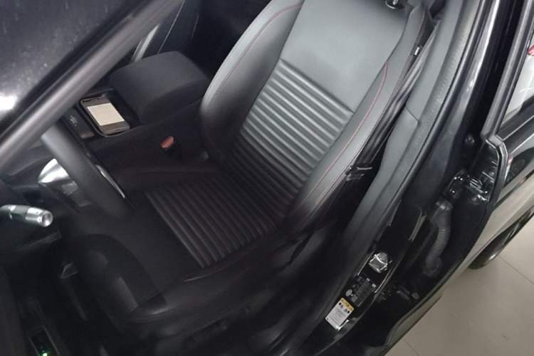 Used Land Rover Discovery Sport 2020 249 PS R-Dynamic Performance Edition Left Front Seat