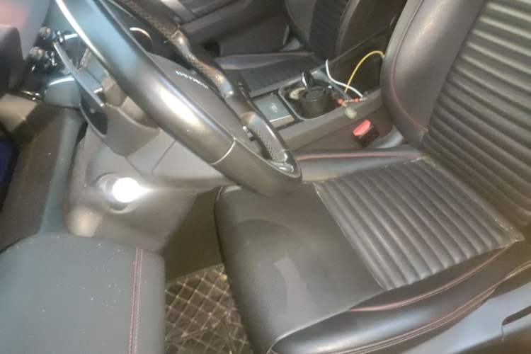 Used Land Rover Discovery Sport 2020 249 PS R-Dynamic Performance Edition Left Front Seat