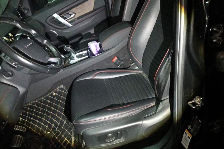 Used Land Rover Discovery Sport 2020 249 PS R-Dynamic Performance Tech Edition 7 Seats Left Front Seat