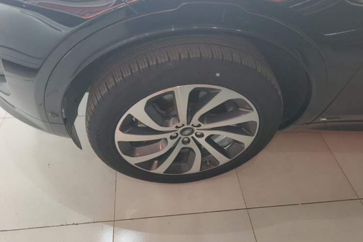 Used Land Rover Discovery Sport 2020 249 PS R-Dynamic Performance Tech Edition 7 Seats Left Front Wheel Hub
